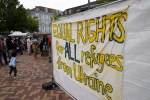 Mielenosoituskyltti, jossa lukee equal rights for all refugees from Ukraine.