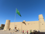 Linnoitus, jonka edustalla vihreä lippu salossa.
