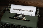 Kirjoituskone, jossa olevassa paperissa lukee freedom of speech.