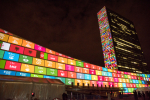 YK:n päämaja valaistuna kestävän kehityksen tavoitteiden logolla