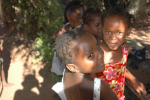 Lapsia Xikhelenin slummissa Maputossa Mosambikissa