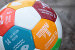 Jalkapallo, jossa kuvattuna kestävän kehityksen tavoitteet